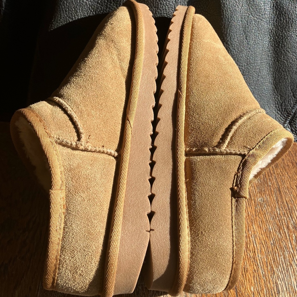 Cozy Suede Cushionaire Hilo Clogs With Faux Shearling